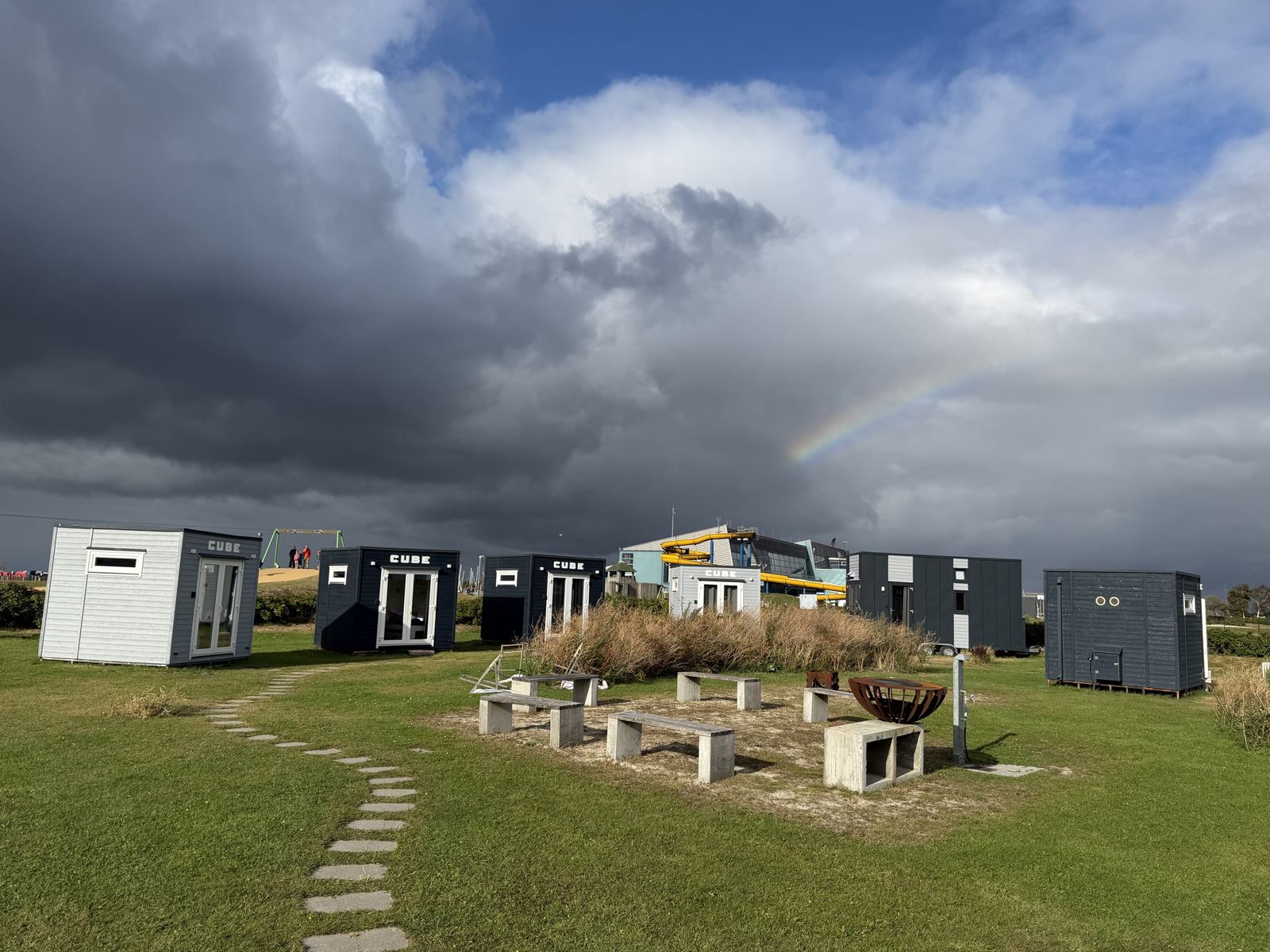 Cubes und Tiny von kleinraum in Bensersiel, darüber ein Regenbogen